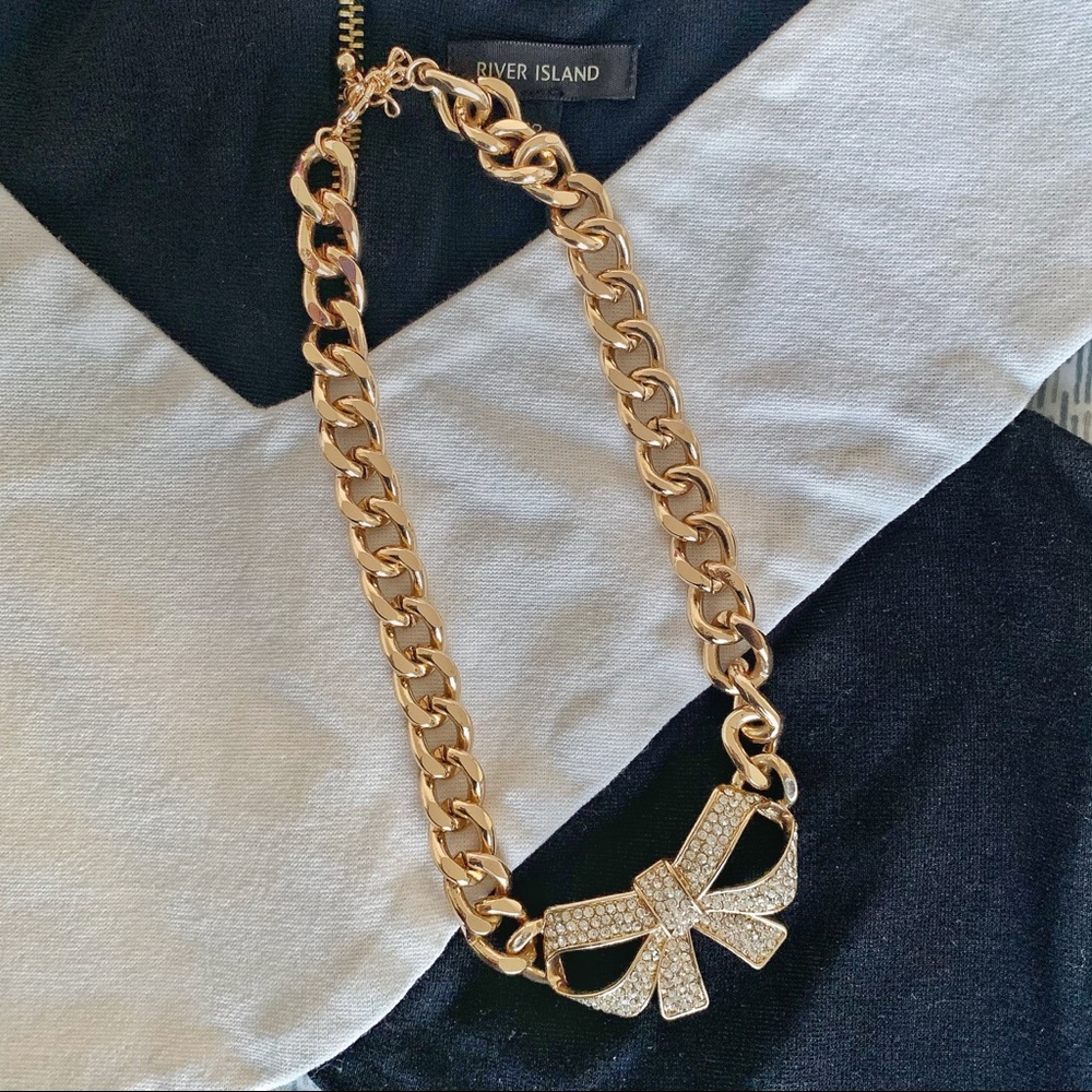 2/$50 Gold chunky bow necklace 🎀✨